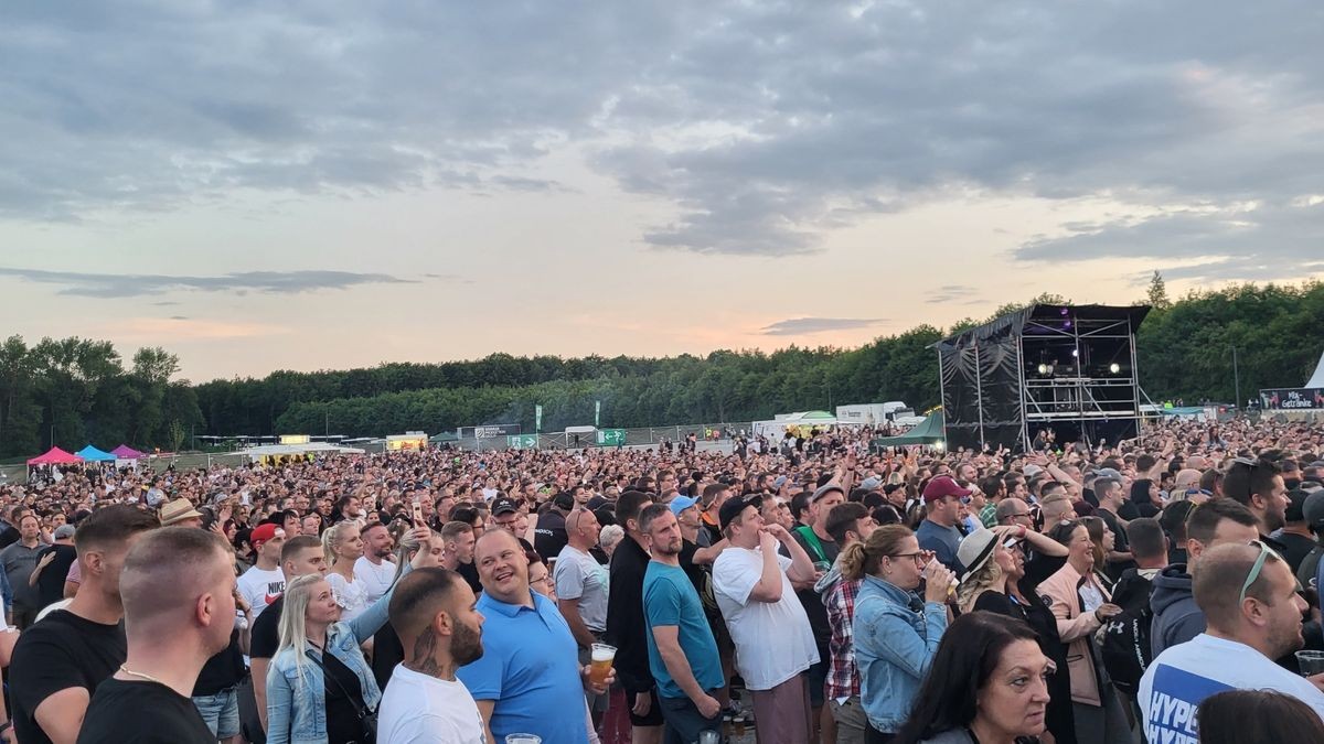 Rund 7000 Fans raven am Samstagabend, 10. Juni, mit Scooter unterhalb der Burg Scharfenstein. Nicht nur aus dem Eichsfeld reisten die Fans an. Aus der gesamten  Bundesrepublik und sogar aus Österreich machten sich die Technofans auf den Weg zum Scharfenstein. 