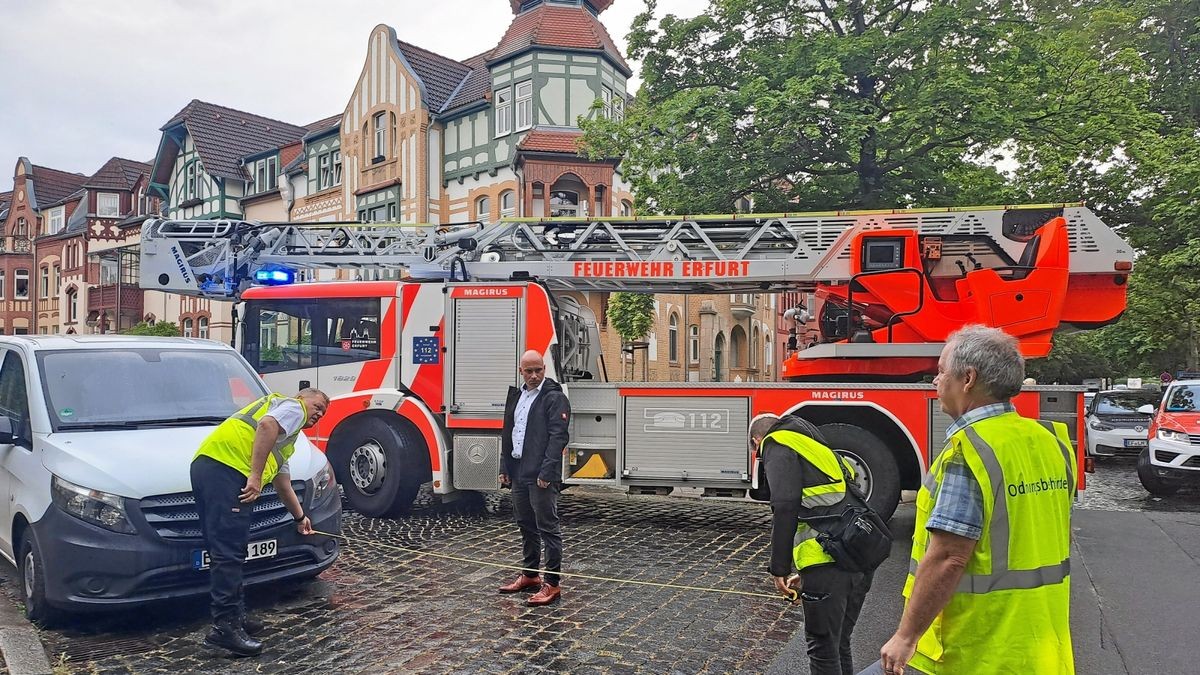 Immer wieder muss das Maßband gezückt werden. Fünf Meter sind notwendig, oft werden die nicht eingehalten.