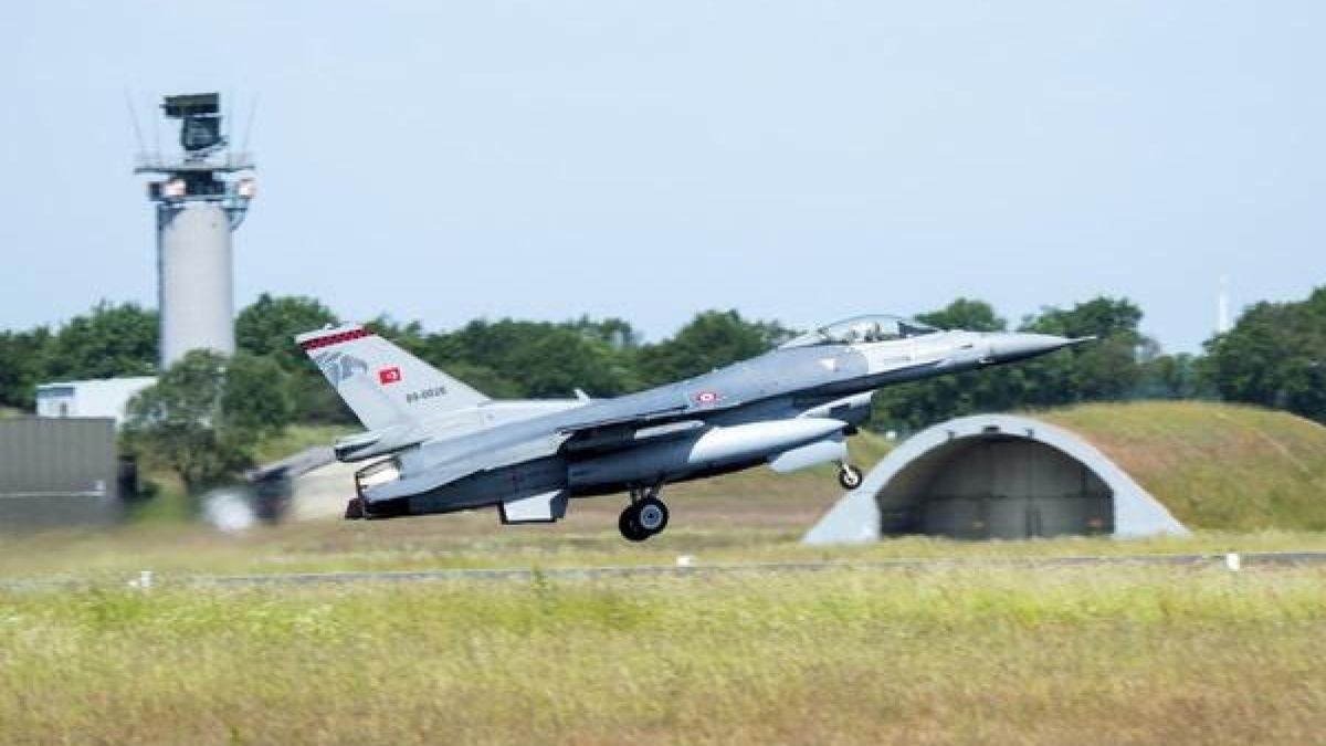 Ein Flugzeug vom Typ F-16 der türkischen Luftwaffe startet während eines Medientags zur Luftwaffen-Übung «Air Defender 2023» auf dem Luftwaffenstützpunkt Jagel. (Archivbild)