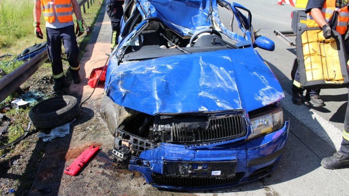 Bei dem Unfall wurde ein 29-jähriger Autofahrer schwer verletzt.