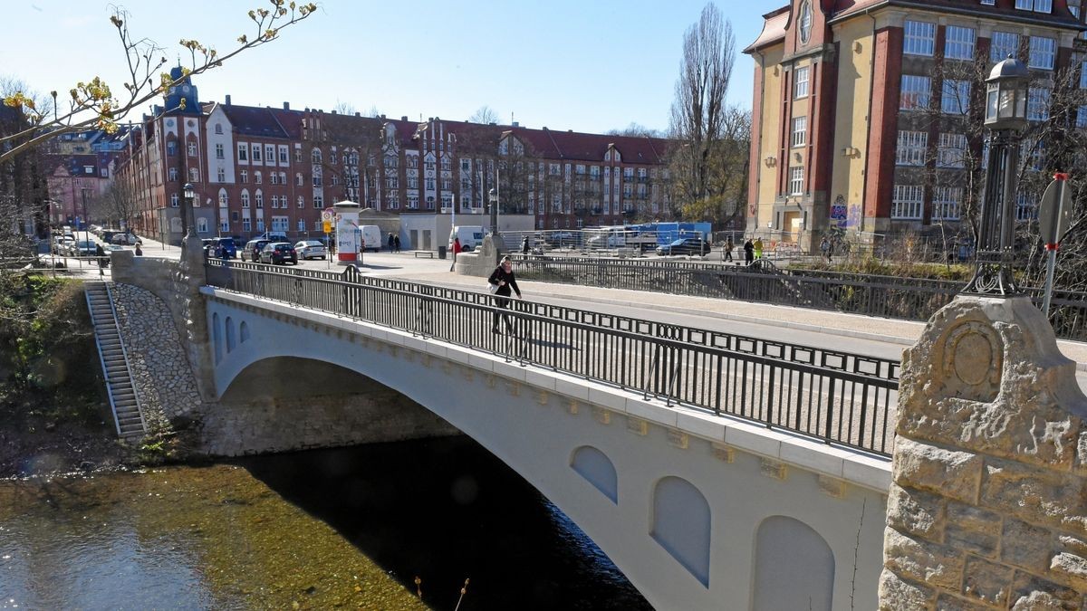 Die Karlsbrücke behält ihren Namen, dahinter beginnt künftig aber die Gert-Schramm-Straße.