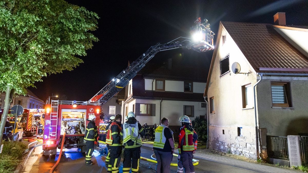 Ein Übergreifen des Feuers auf angrenzende Gebäude konnte aber verhindert werden. 