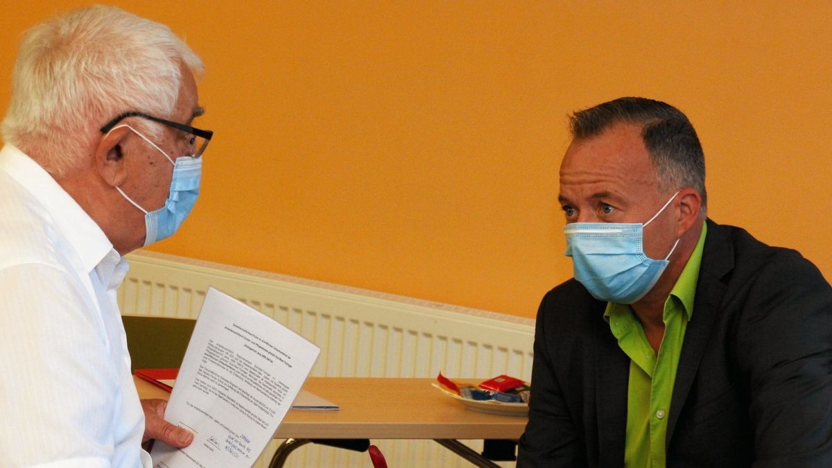 Sebastian Ringmann (rechts), hier im Gespräch mit Karl-Heinz Stengler vom Ortsverein Hildburghausen, war viele Jahre Prokurist der Thüringer Awo-Tochter AJS. Im April wurde ihm fristlos gekündigt.