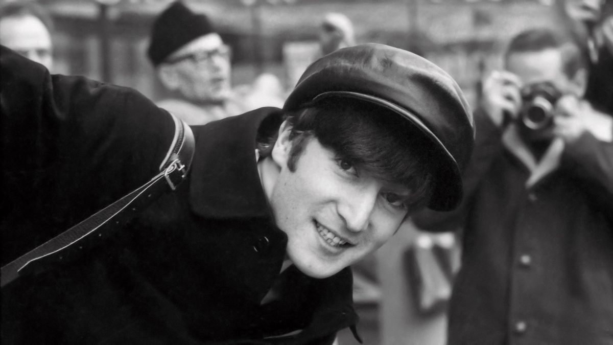 John Lennon, der wichtigste musikalische Partner McCartneys, fotografiert in Paris, 1964.