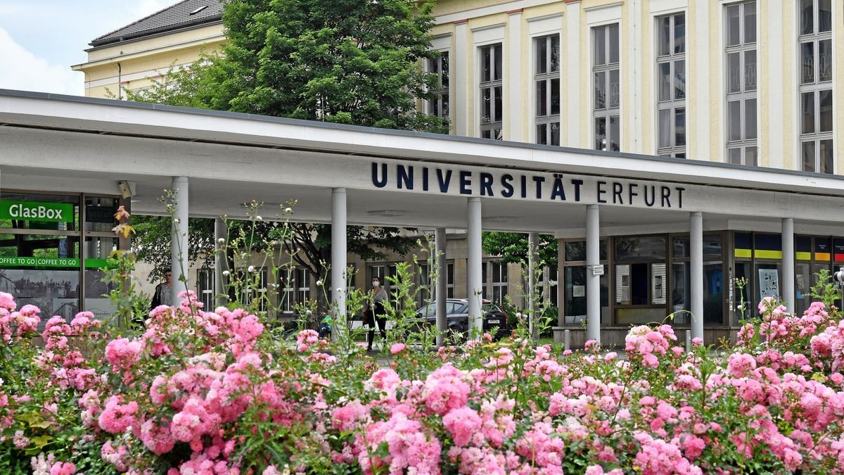 Rosen blühen vor dem Haupteingang zum Gelände der Universität Erfurt. Eine Fachtagung in der Uni will Kolonialismus und seine Folgen sichtbarer machen.