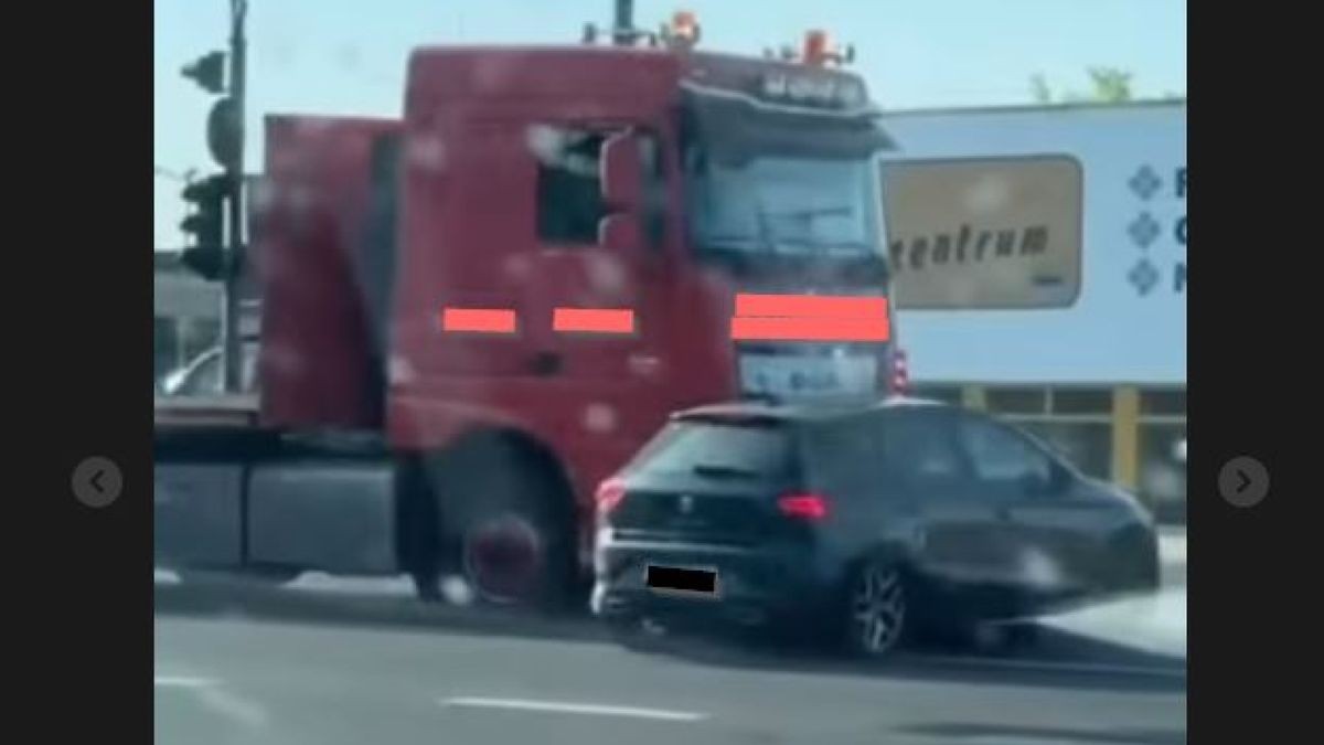 Ein Lkw hat auf der Weimarischen Straße in Erfurt offenbar unbemerkt einen Pkw vor sich her geschoben.