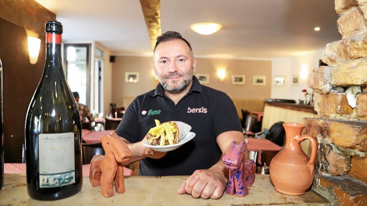 Georgios Berkis mit der beliebten Gyros-Pita.