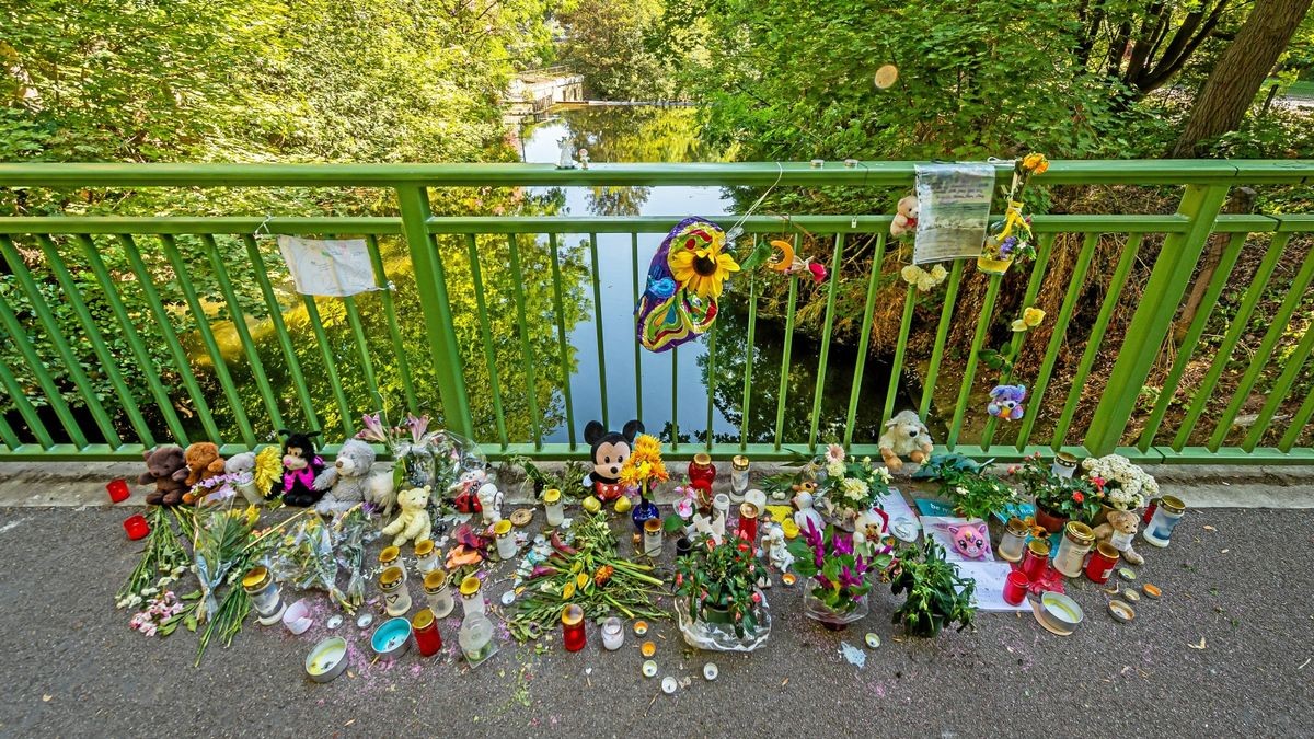 Blumen und Kuscheltiere liegen auf der Brücke am Mühlhäuser Stephanweg (Archivfoto). Die Mühlhäuserinnen und Mühlhäuser zeigten große Anteilnahme nach dem Unglück.