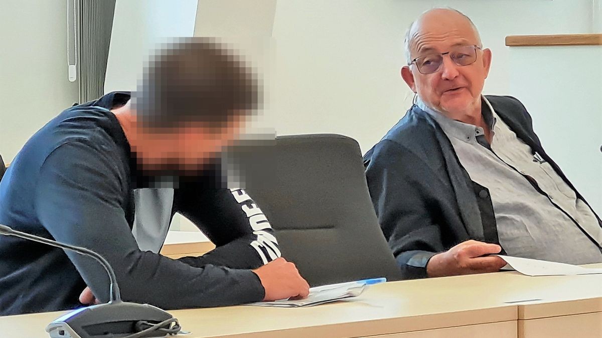 Max B. aus Geraberg hat im August 2022 seine Freundin getötet. Nun wurde er wegen Körperverletzung und Totschlags zu mehr als 13 Jahren Haft verurteilt. Auf dem Foto zu sehen ist er im Gespräch mit seinem Verteidiger Rainer Leidigkeit kurz vor der Urteilsverkündung.