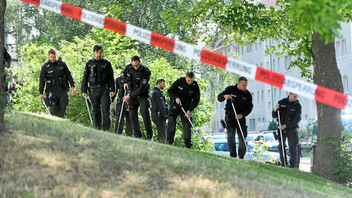 Am Donnerstagmorgen waren Beamte der Kriminaltechnik Nordhausen und weitere Polizeieinheiten in der Heiligenstädter Cranachstraße mit der Spurensicherung beschäftigt. Auch das Umfeld des Wohnblockes wurde dabei abgesucht. 