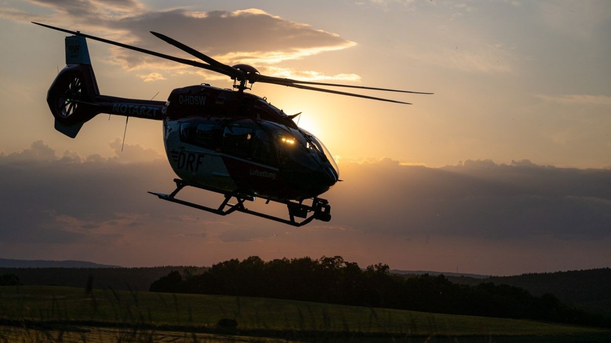 Nach der Erstversorgung des Patienten wurde er schließlich mit Hilfe der Feuerwehr und einer Schleifkorbtrage zum Hubschrauber gebracht. Schwerverletzt wurde er ins Bad Berkaer Klinikum geflogen.