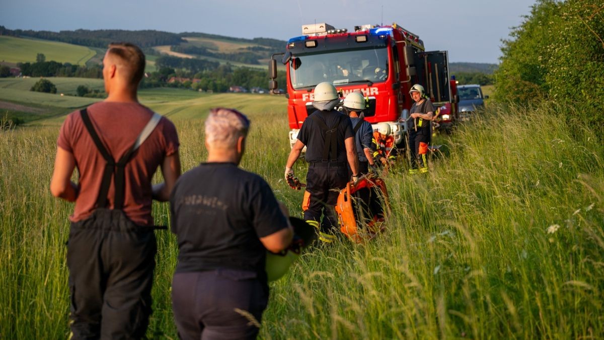 Mehrere Gleitschirmflieger sind Donnerstagabend auf dem Jägerberg südlich von Blankenhain in luftige Höhen aufgestiegen.