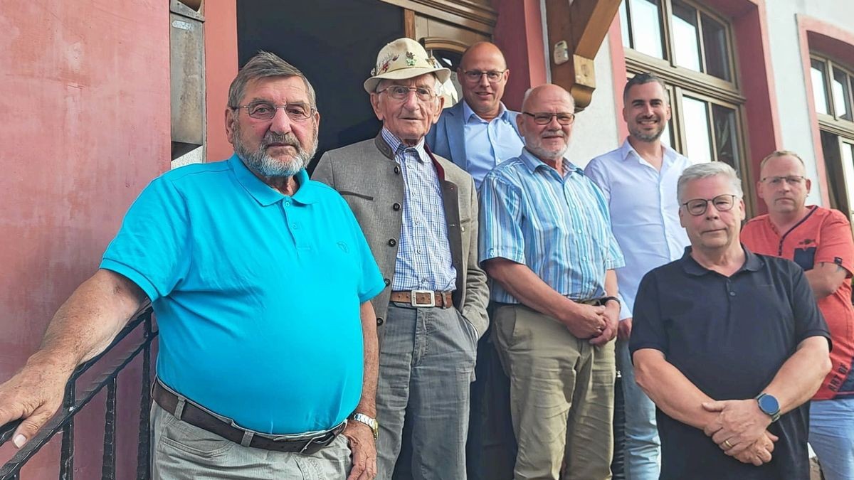 Walter Prenissl, Ernst Siebert, Marko Grosa, Volker Sommer, Ronald Krügel sowie Jens Heider (von links) und Horst Heider (vorn) und weitere Gäste debattierten über die Standortfrage für den Neubau des Eichsfeld-Klinikums.