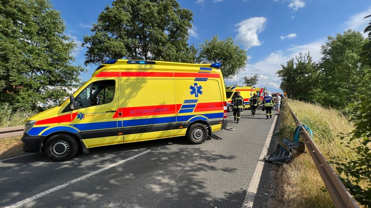 Vier Personen, darunter ein fünfjähriges Kind, sind bei dem Unfall nahe Waltershausen verletzt worden.