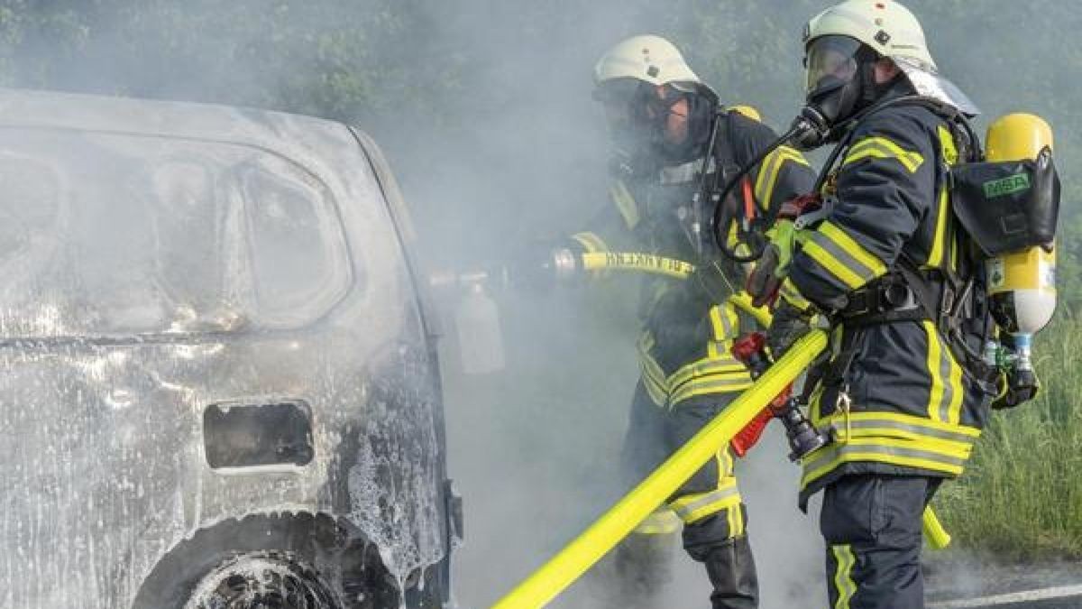 Während der Fahrt kam Qualm aus dem Radkasten, kurze Zeit später stand das Auto in Flammen. (Symbolbild)