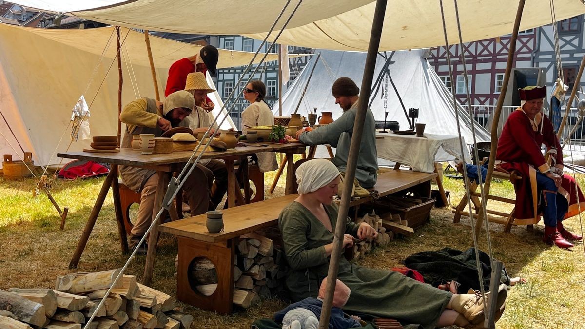 Seit 1975 lädt Erfurt am dritten Juni-Wochenende zum Krämerbrückenfest. Auch zum 46. Krämerbrückenfest kamen tausende Besucher in die Erfurter Innenstadt. Dabei sind Krämerbrücke, Domplatz, Fischmarkt Wenigemarkt, Petersberg und Barfüßerruine Orte für Musik, Straßenkunst, Attraktionen, Handwerk, Kulinarik.