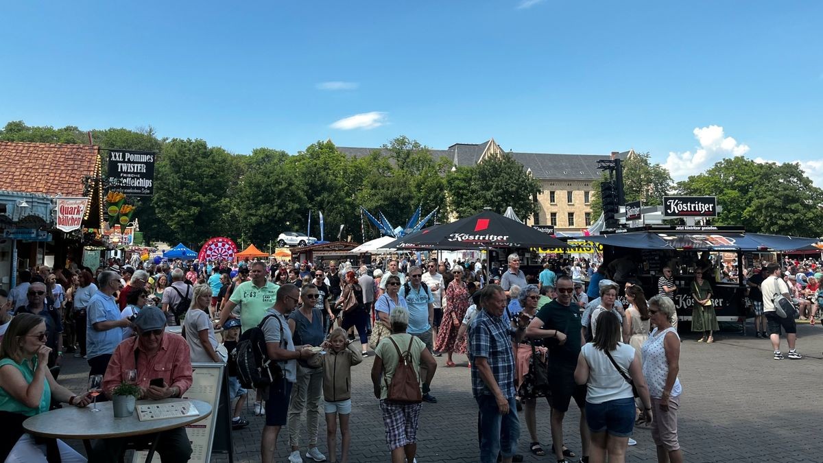 Seit 1975 lädt Erfurt am dritten Juni-Wochenende zum Krämerbrückenfest. Auch zum 46. Krämerbrückenfest kamen tausende Besucher in die Erfurter Innenstadt. Dabei sind Krämerbrücke, Domplatz, Fischmarkt Wenigemarkt, Petersberg und Barfüßerruine Orte für Musik, Straßenkunst, Attraktionen, Handwerk, Kulinarik.