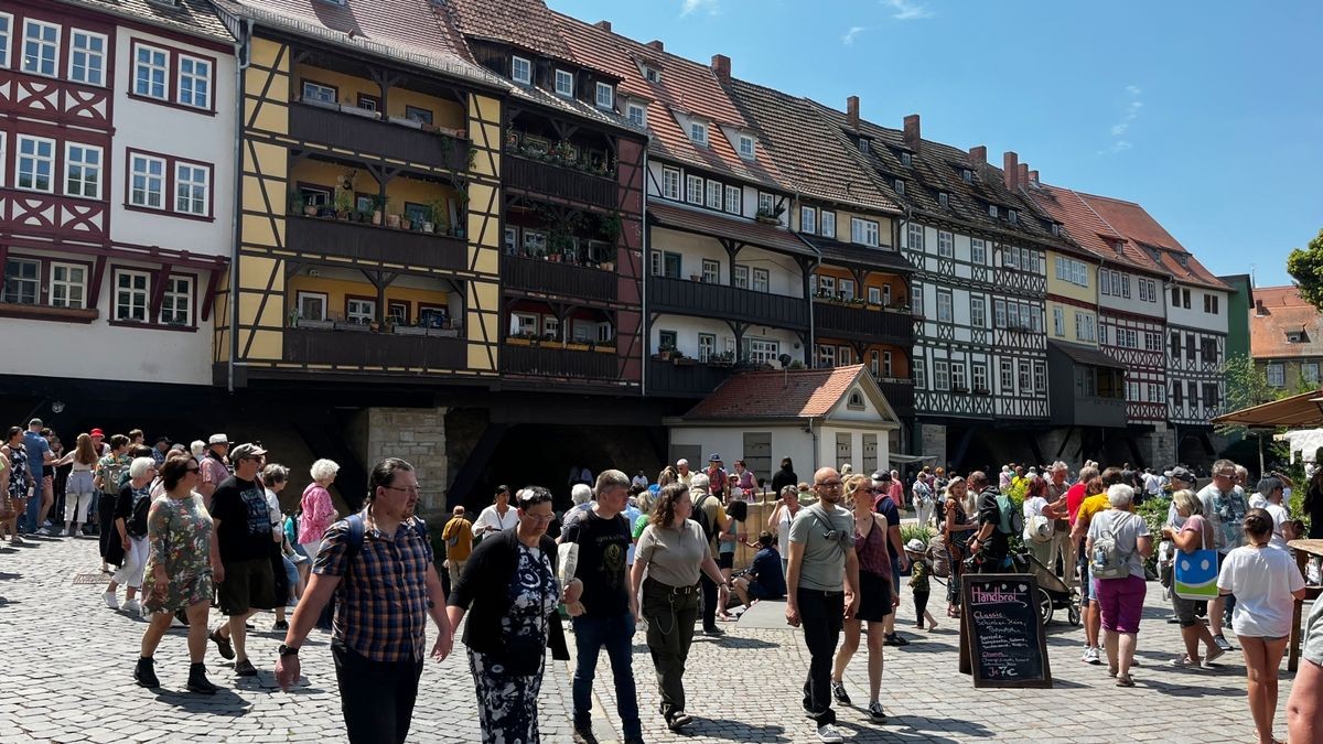 Seit 1975 lädt Erfurt am dritten Juni-Wochenende zum Krämerbrückenfest. Auch zum 46. Krämerbrückenfest kamen tausende Besucher in die Erfurter Innenstadt. Dabei sind Krämerbrücke, Domplatz, Fischmarkt Wenigemarkt, Petersberg und Barfüßerruine Orte für Musik, Straßenkunst, Attraktionen, Handwerk, Kulinarik.