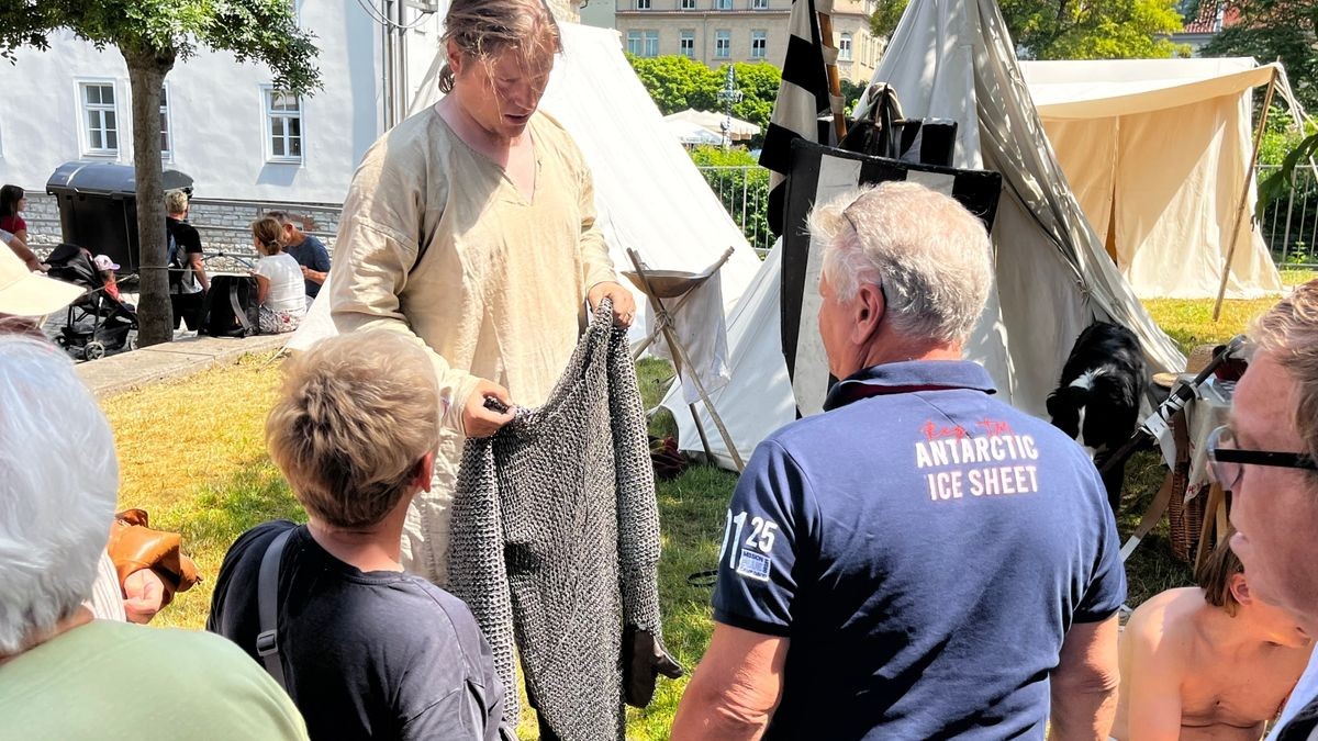 Seit 1975 lädt Erfurt am dritten Juni-Wochenende zum Krämerbrückenfest. Auch zum 46. Krämerbrückenfest kamen tausende Besucher in die Erfurter Innenstadt. Dabei sind Krämerbrücke, Domplatz, Fischmarkt Wenigemarkt, Petersberg und Barfüßerruine Orte für Musik, Straßenkunst, Attraktionen, Handwerk, Kulinarik.