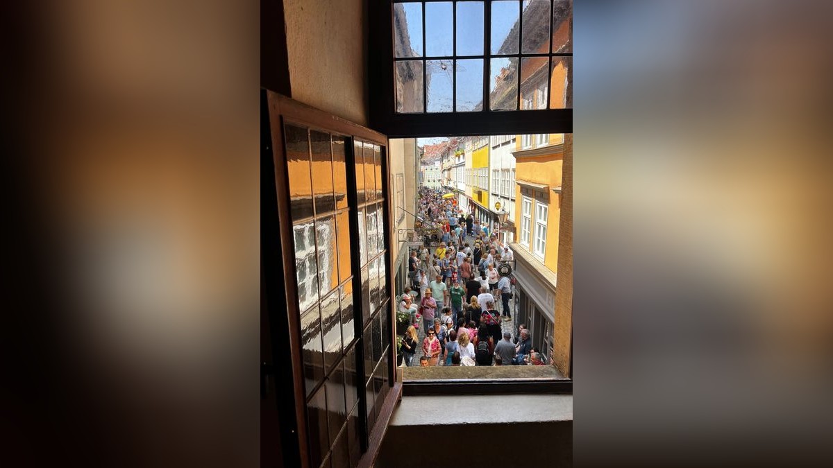 Seit 1975 lädt Erfurt am dritten Juni-Wochenende zum Krämerbrückenfest. Auch zum 46. Krämerbrückenfest kamen tausende Besucher in die Erfurter Innenstadt. Dabei sind Krämerbrücke, Domplatz, Fischmarkt Wenigemarkt, Petersberg und Barfüßerruine Orte für Musik, Straßenkunst, Attraktionen, Handwerk, Kulinarik.