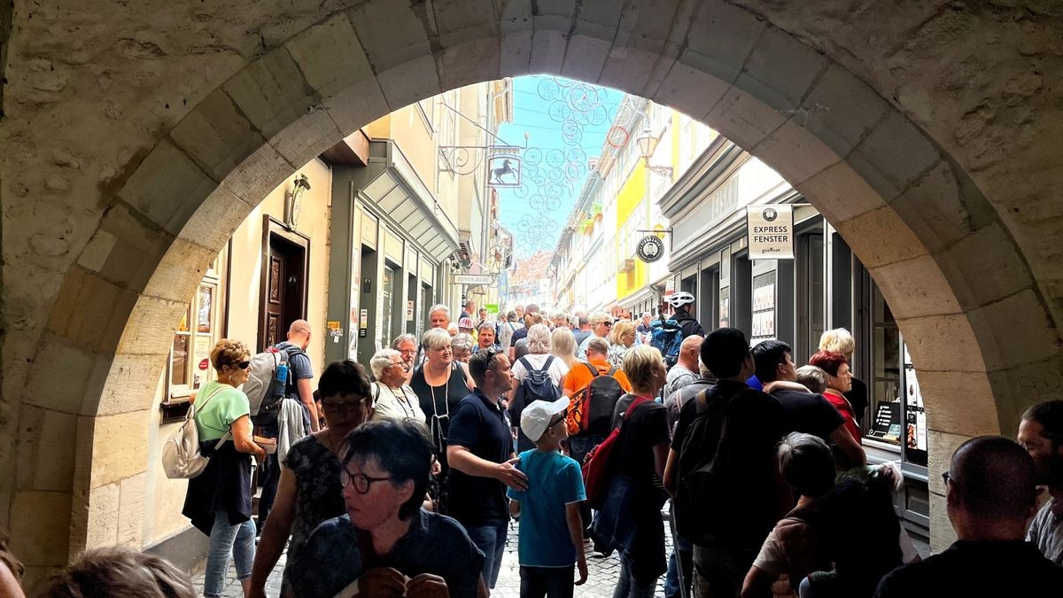 Seit 1975 lädt Erfurt am dritten Juni-Wochenende zum Krämerbrückenfest. Auch zum 46. Krämerbrückenfest kamen tausende Besucher in die Erfurter Innenstadt. Dabei sind Krämerbrücke, Domplatz, Fischmarkt Wenigemarkt, Petersberg und Barfüßerruine Orte für Musik, Straßenkunst, Attraktionen, Handwerk, Kulinarik.