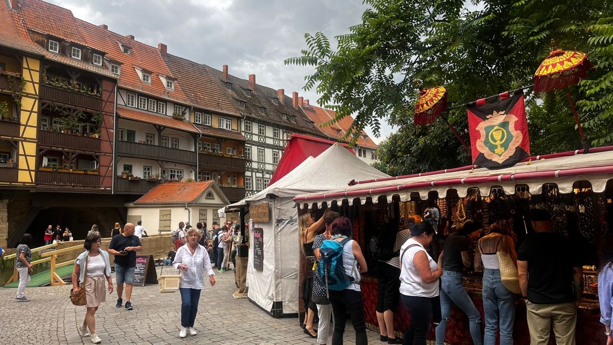 Seit 1975 lädt Erfurt am dritten Juni-Wochenende zum Krämerbrückenfest. Auch zum 46. Krämerbrückenfest kamen tausende Besucher in die Erfurter Innenstadt. Dabei sind Krämerbrücke, Domplatz, Fischmarkt Wenigemarkt, Petersberg und Barfüßerruine Orte für Musik, Straßenkunst, Attraktionen, Handwerk, Kulinarik.