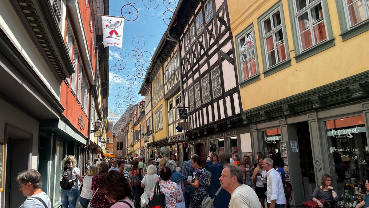 Seit 1975 lädt Erfurt am dritten Juni-Wochenende zum Krämerbrückenfest. Auch zum 46. Krämerbrückenfest kamen tausende Besucher in die Erfurter Innenstadt. Dabei sind Krämerbrücke, Domplatz, Fischmarkt Wenigemarkt, Petersberg und Barfüßerruine Orte für Musik, Straßenkunst, Attraktionen, Handwerk, Kulinarik.