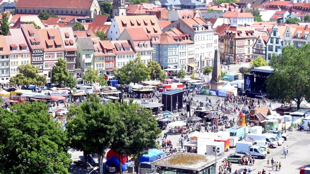 Seit 1975 lädt Erfurt am dritten Juni-Wochenende zum Krämerbrückenfest. Auch zum 46. Krämerbrückenfest kamen tausende Besucher in die Erfurter Innenstadt. Dabei sind Krämerbrücke, Domplatz, Fischmarkt Wenigemarkt, Petersberg und Barfüßerruine Orte für Musik, Straßenkunst, Attraktionen, Handwerk, Kulinarik.