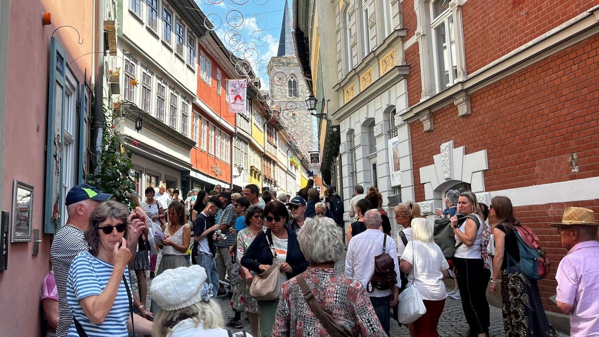 Seit 1975 lädt Erfurt am dritten Juni-Wochenende zum Krämerbrückenfest. Auch zum 46. Krämerbrückenfest kamen tausende Besucher in die Erfurter Innenstadt. Dabei sind Krämerbrücke, Domplatz, Fischmarkt Wenigemarkt, Petersberg und Barfüßerruine Orte für Musik, Straßenkunst, Attraktionen, Handwerk, Kulinarik.