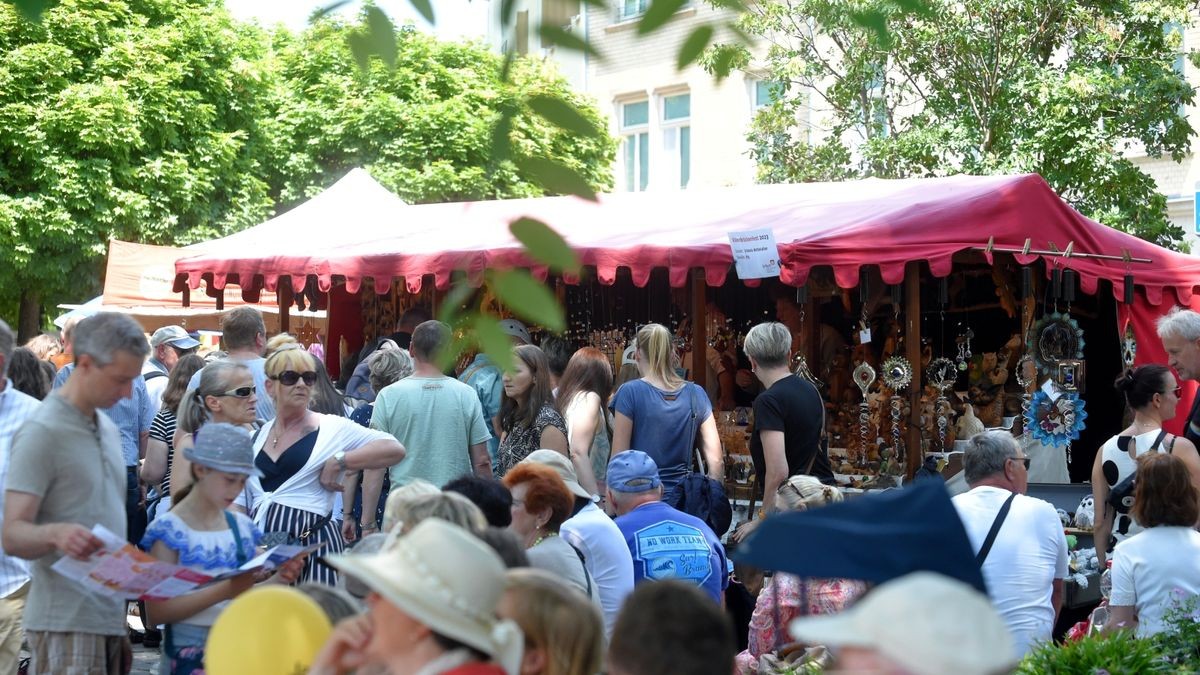 Seit 1975 lädt Erfurt am dritten Juni-Wochenende zum Krämerbrückenfest. Auch zum 46. Krämerbrückenfest kamen tausende Besucher in die Erfurter Innenstadt. Dabei sind Krämerbrücke, Domplatz, Fischmarkt Wenigemarkt, Petersberg und Barfüßerruine Orte für Musik, Straßenkunst, Attraktionen, Handwerk, Kulinarik.