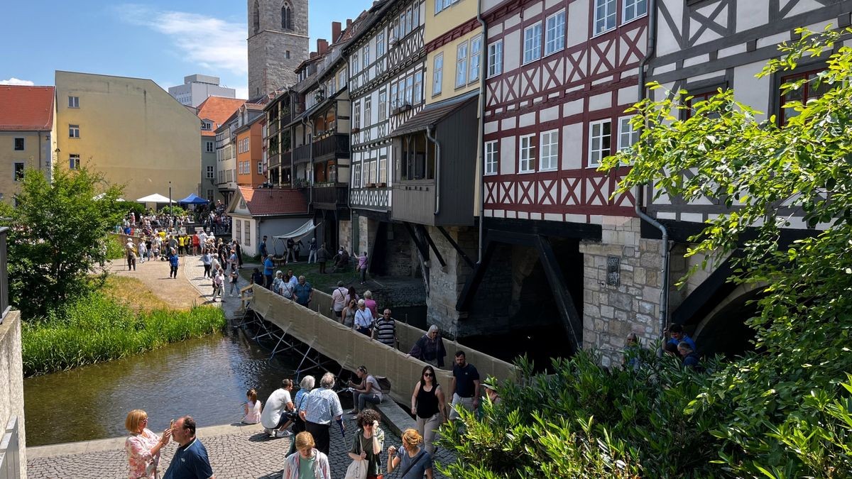 Seit 1975 lädt Erfurt am dritten Juni-Wochenende zum Krämerbrückenfest. Auch zum 46. Krämerbrückenfest kamen tausende Besucher in die Erfurter Innenstadt. Dabei sind Krämerbrücke, Domplatz, Fischmarkt Wenigemarkt, Petersberg und Barfüßerruine Orte für Musik, Straßenkunst, Attraktionen, Handwerk, Kulinarik.