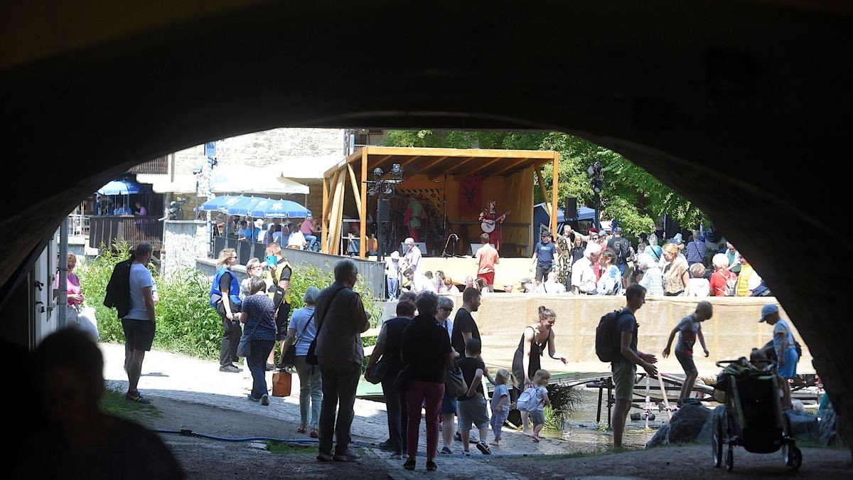 Seit 1975 lädt Erfurt am dritten Juni-Wochenende zum Krämerbrückenfest. Auch zum 46. Krämerbrückenfest kamen tausende Besucher in die Erfurter Innenstadt. Dabei sind Krämerbrücke, Domplatz, Fischmarkt Wenigemarkt, Petersberg und Barfüßerruine Orte für Musik, Straßenkunst, Attraktionen, Handwerk, Kulinarik.