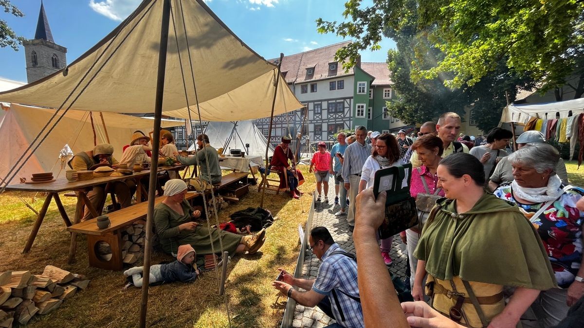 Seit 1975 lädt Erfurt am dritten Juni-Wochenende zum Krämerbrückenfest. Auch zum 46. Krämerbrückenfest kamen tausende Besucher in die Erfurter Innenstadt. Dabei sind Krämerbrücke, Domplatz, Fischmarkt Wenigemarkt, Petersberg und Barfüßerruine Orte für Musik, Straßenkunst, Attraktionen, Handwerk, Kulinarik.