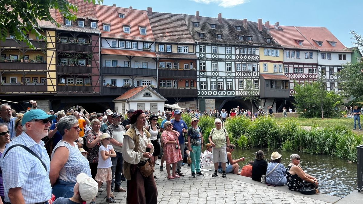 Seit 1975 lädt Erfurt am dritten Juni-Wochenende zum Krämerbrückenfest. Auch zum 46. Krämerbrückenfest kamen tausende Besucher in die Erfurter Innenstadt. Dabei sind Krämerbrücke, Domplatz, Fischmarkt Wenigemarkt, Petersberg und Barfüßerruine Orte für Musik, Straßenkunst, Attraktionen, Handwerk, Kulinarik.