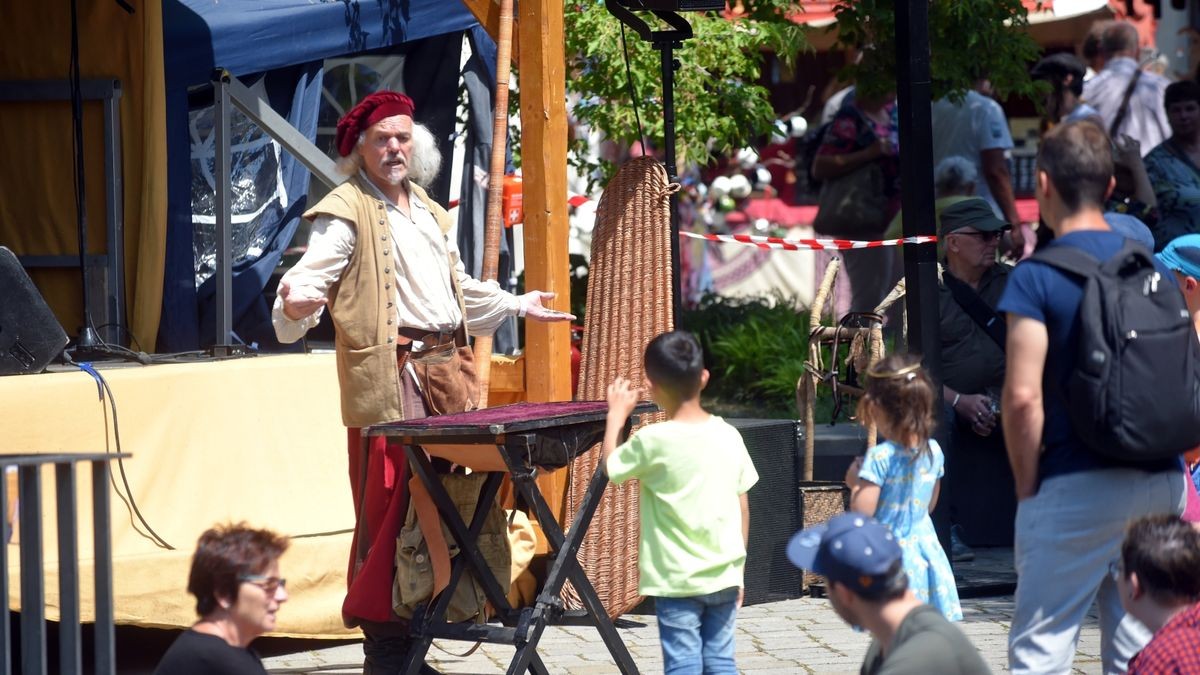 Seit 1975 lädt Erfurt am dritten Juni-Wochenende zum Krämerbrückenfest. Auch zum 46. Krämerbrückenfest kamen tausende Besucher in die Erfurter Innenstadt. Dabei sind Krämerbrücke, Domplatz, Fischmarkt Wenigemarkt, Petersberg und Barfüßerruine Orte für Musik, Straßenkunst, Attraktionen, Handwerk, Kulinarik.