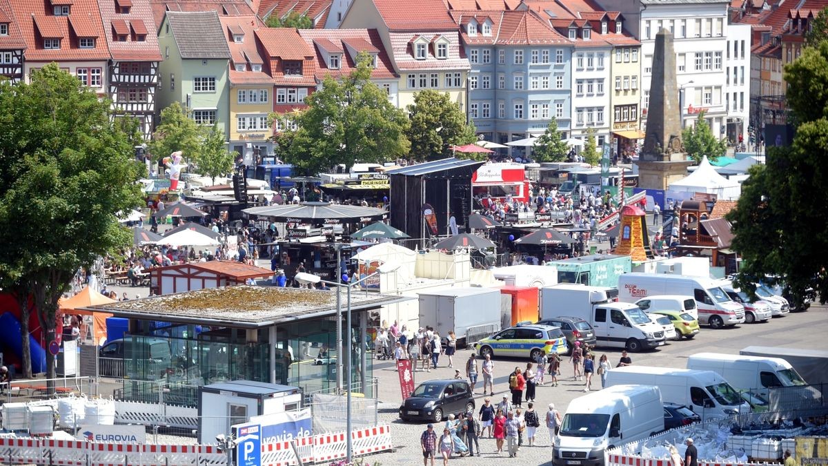 Seit 1975 lädt Erfurt am dritten Juni-Wochenende zum Krämerbrückenfest. Auch zum 46. Krämerbrückenfest kamen tausende Besucher in die Erfurter Innenstadt. Dabei sind Krämerbrücke, Domplatz, Fischmarkt Wenigemarkt, Petersberg und Barfüßerruine Orte für Musik, Straßenkunst, Attraktionen, Handwerk, Kulinarik.