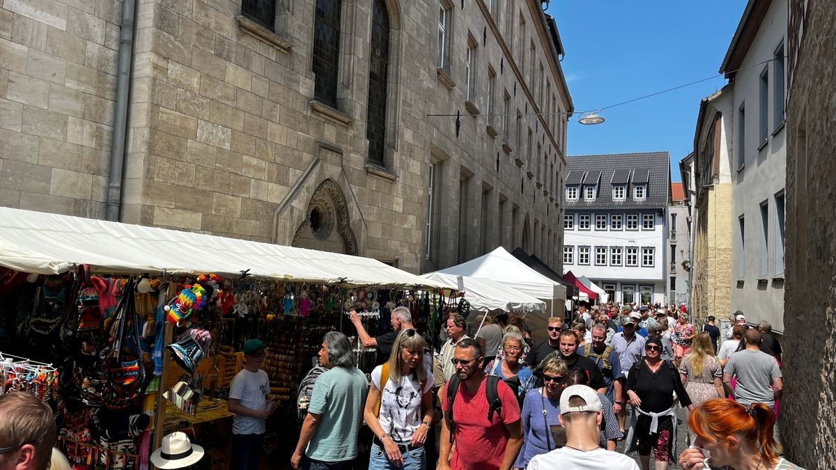 Seit 1975 lädt Erfurt am dritten Juni-Wochenende zum Krämerbrückenfest. Auch zum 46. Krämerbrückenfest kamen tausende Besucher in die Erfurter Innenstadt. Dabei sind Krämerbrücke, Domplatz, Fischmarkt Wenigemarkt, Petersberg und Barfüßerruine Orte für Musik, Straßenkunst, Attraktionen, Handwerk, Kulinarik.