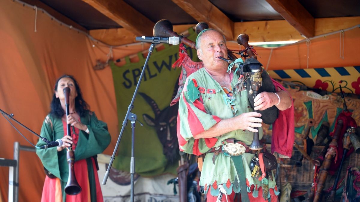 Seit 1975 lädt Erfurt am dritten Juni-Wochenende zum Krämerbrückenfest. Auch zum 46. Krämerbrückenfest kamen tausende Besucher in die Erfurter Innenstadt. Dabei sind Krämerbrücke, Domplatz, Fischmarkt Wenigemarkt, Petersberg und Barfüßerruine Orte für Musik, Straßenkunst, Attraktionen, Handwerk, Kulinarik.