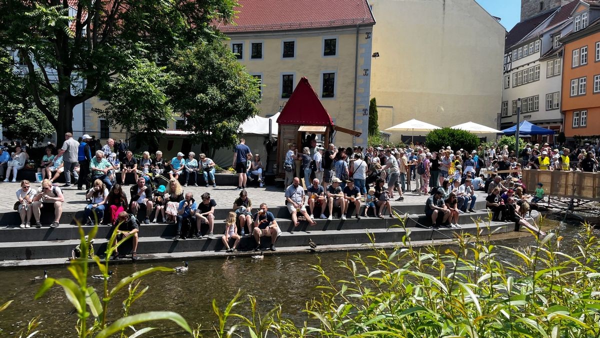 Seit 1975 lädt Erfurt am dritten Juni-Wochenende zum Krämerbrückenfest. Auch zum 46. Krämerbrückenfest kamen tausende Besucher in die Erfurter Innenstadt. Dabei sind Krämerbrücke, Domplatz, Fischmarkt Wenigemarkt, Petersberg und Barfüßerruine Orte für Musik, Straßenkunst, Attraktionen, Handwerk, Kulinarik.