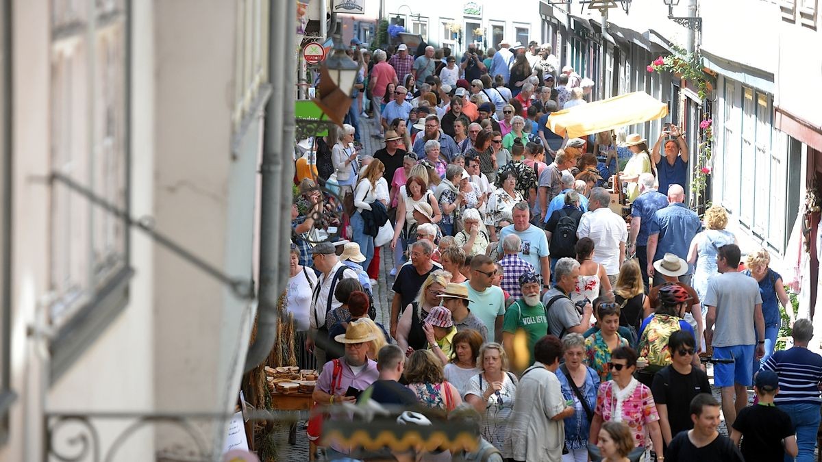 Seit 1975 lädt Erfurt am dritten Juni-Wochenende zum Krämerbrückenfest. Auch zum 46. Krämerbrückenfest kamen tausende Besucher in die Erfurter Innenstadt. Dabei sind Krämerbrücke, Domplatz, Fischmarkt Wenigemarkt, Petersberg und Barfüßerruine Orte für Musik, Straßenkunst, Attraktionen, Handwerk, Kulinarik.