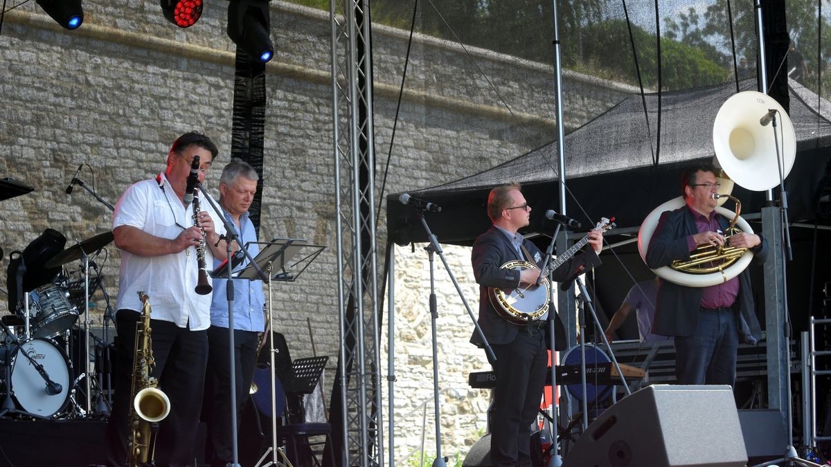 Seit 1975 lädt Erfurt am dritten Juni-Wochenende zum Krämerbrückenfest. Auch zum 46. Krämerbrückenfest kamen tausende Besucher in die Erfurter Innenstadt. Dabei sind Krämerbrücke, Domplatz, Fischmarkt Wenigemarkt, Petersberg und Barfüßerruine Orte für Musik, Straßenkunst, Attraktionen, Handwerk, Kulinarik.