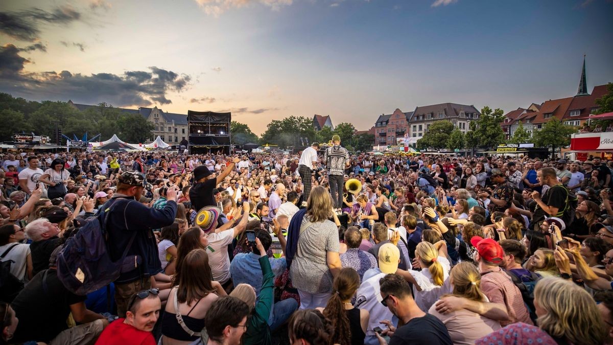 Im Bild: Querbeat reisen den Domplatz ab. - Das 46. Krämerbrückenfest glänzte am Samstag mit viel Sonnenschein und Unterhaltung für Groß und Klein. Mit Querbeat und Gentleman feierten auf dem Domplatz tausende von Menschen, bis der Tag mit einem Höhenfeuerwerk abgerundet wurde.