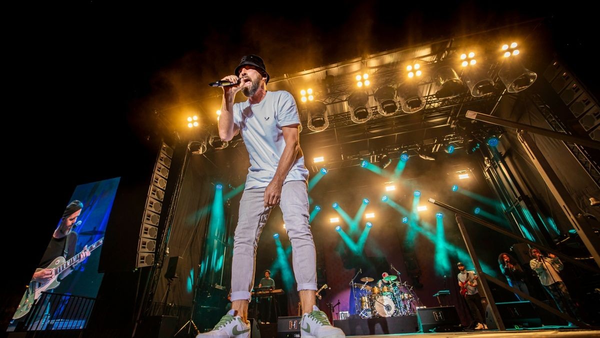 Im Bild: Gentleman bringt Reggae-Feeling auf den Domplatz. - Das 46. Krämerbrückenfest glänzte am Samstag mit viel Sonnenschein und Unterhaltung für Groß und Klein. Mit Querbeat und Gentleman feierten auf dem Domplatz tausende von Menschen, bis der Tag mit einem Höhenfeuerwerk abgerundet wurde.