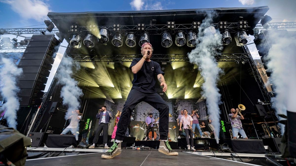 Im Bild: Querbeat reisen den Domplatz ab. - Das 46. Krämerbrückenfest glänzte am Samstag mit viel Sonnenschein und Unterhaltung für Groß und Klein. Mit Querbeat und Gentleman feierten auf dem Domplatz tausende von Menschen, bis der Tag mit einem Höhenfeuerwerk abgerundet wurde.