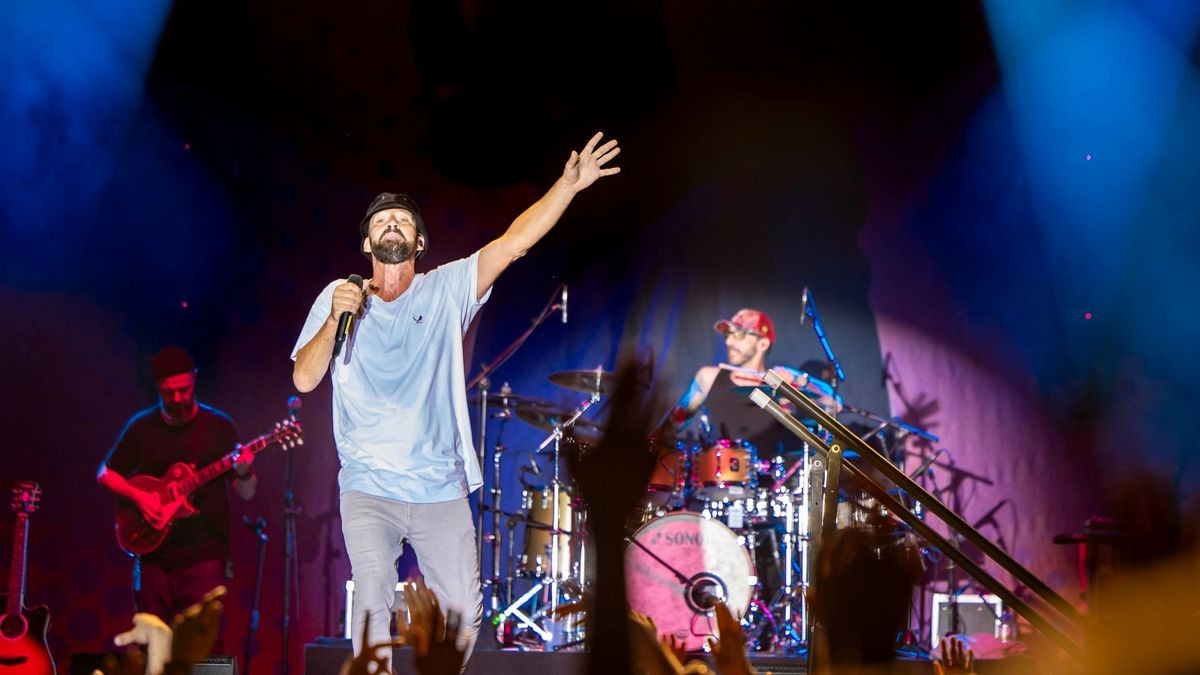 Im Bild: Gentleman bringt Reggae-Feeling auf den Domplatz. - Das 46. Krämerbrückenfest glänzte am Samstag mit viel Sonnenschein und Unterhaltung für Groß und Klein. Mit Querbeat und Gentleman feierten auf dem Domplatz tausende von Menschen, bis der Tag mit einem Höhenfeuerwerk abgerundet wurde.