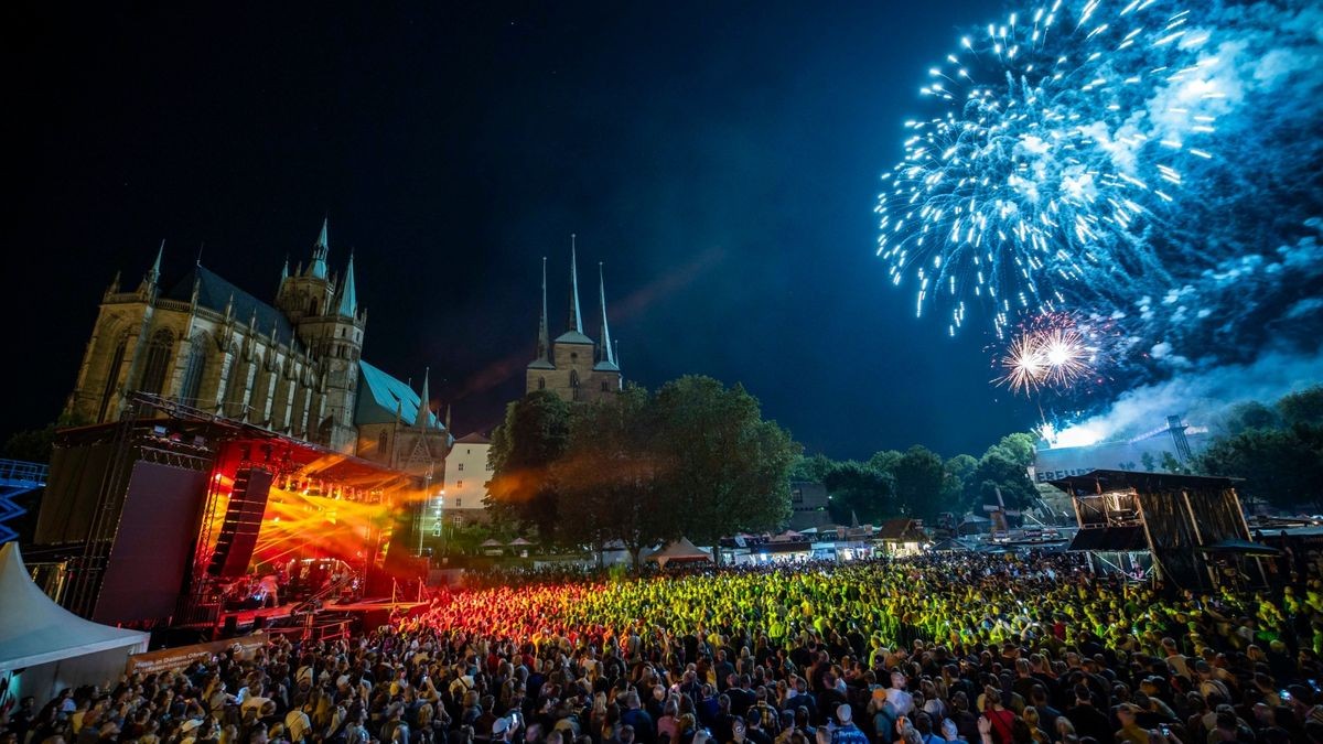 Im Bild: Das Abschlußfeuerwerk über dem Domplatz. - Das 46. Krämerbrückenfest glänzte am Samstag mit viel Sonnenschein und Unterhaltung für Groß und Klein. Mit Querbeat und Gentleman feierten auf dem Domplatz tausende von Menschen, bis der Tag mit einem Höhenfeuerwerk abgerundet wurde.