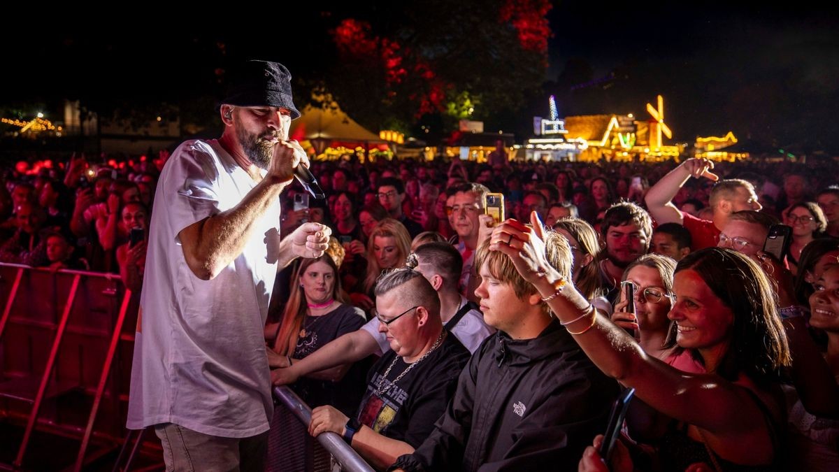 Im Bild: Gentleman bringt Reggae-Feeling auf den Domplatz. - Das 46. Krämerbrückenfest glänzte am Samstag mit viel Sonnenschein und Unterhaltung für Groß und Klein. Mit Querbeat und Gentleman feierten auf dem Domplatz tausende von Menschen, bis der Tag mit einem Höhenfeuerwerk abgerundet wurde.