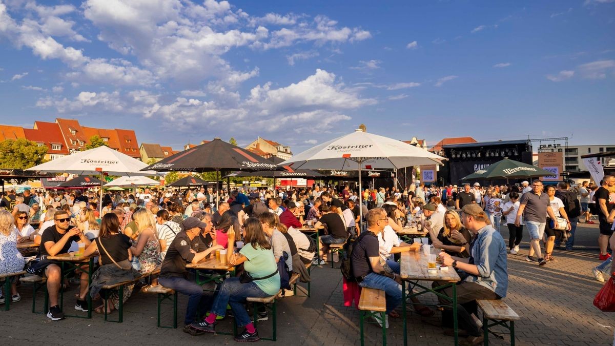 Das 46. Krämerbrückenfest glänzte am Samstag mit viel Sonnenschein und Unterhaltung für Groß und Klein. Mit Querbeat und Gentleman feierten auf dem Domplatz tausende von Menschen, bis der Tag mit einem Höhenfeuerwerk abgerundet wurde.