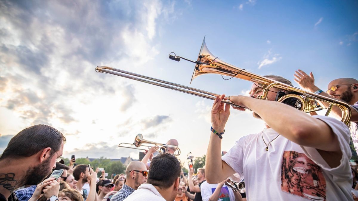 Im Bild: Querbeat reisen den Domplatz ab. - Das 46. Krämerbrückenfest glänzte am Samstag mit viel Sonnenschein und Unterhaltung für Groß und Klein. Mit Querbeat und Gentleman feierten auf dem Domplatz tausende von Menschen, bis der Tag mit einem Höhenfeuerwerk abgerundet wurde.