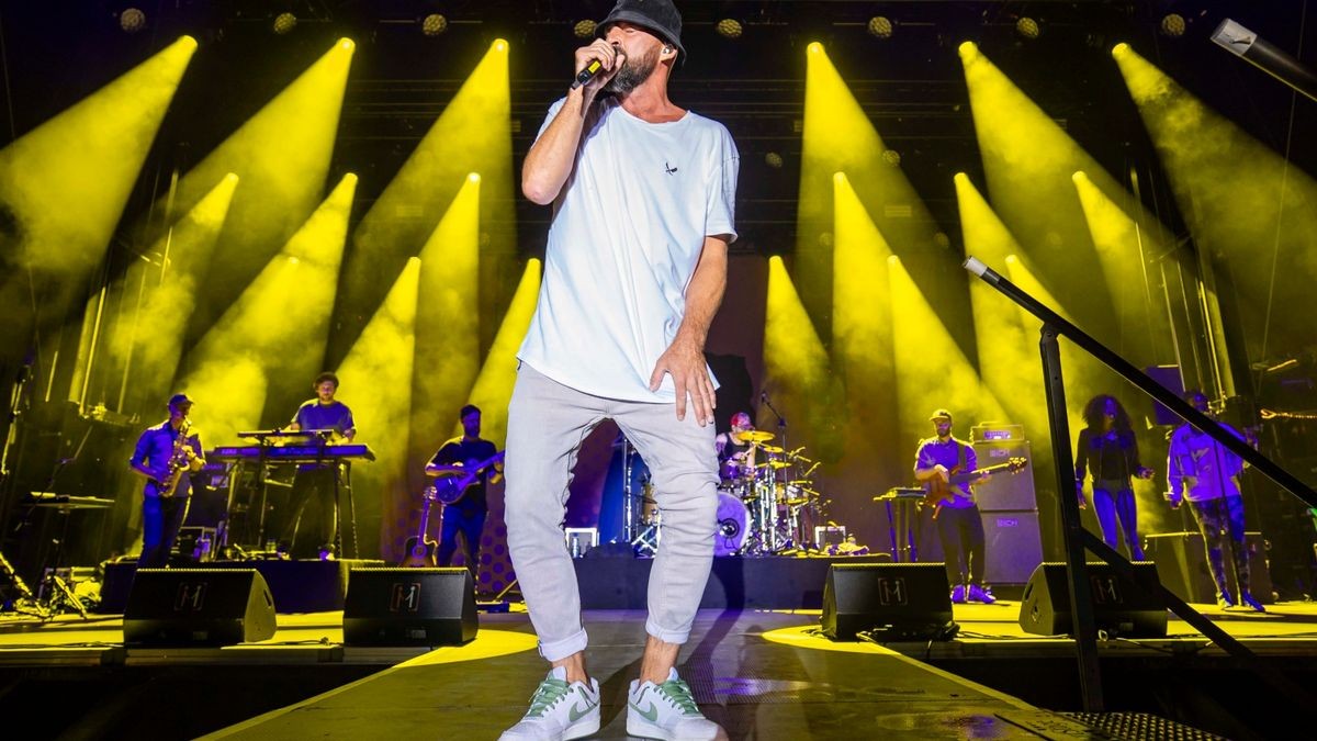 Im Bild: Gentleman bringt Reggae-Feeling auf den Domplatz. - Das 46. Krämerbrückenfest glänzte am Samstag mit viel Sonnenschein und Unterhaltung für Groß und Klein. Mit Querbeat und Gentleman feierten auf dem Domplatz tausende von Menschen, bis der Tag mit einem Höhenfeuerwerk abgerundet wurde.